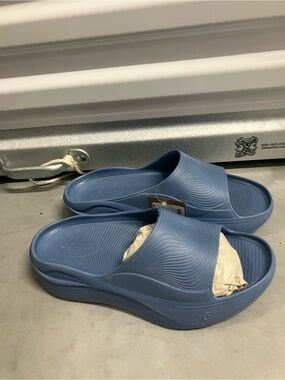 Clove Supercush Recovery Slide - Blue NWT